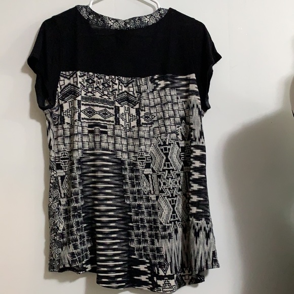 Cute black and white rayon top Symmetry brand Med - Picture 2 of 4